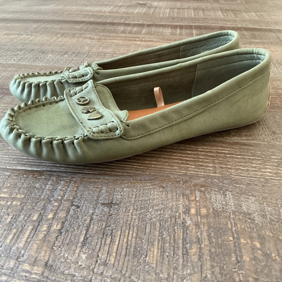 Lucky Brand Olive Green Moccasins with Peace and Heart Charms Size 8 - Picture 2 of 8